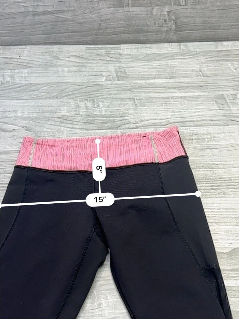 lululemon athletica Black Capri Leggings with Pink Waistband Size Medium 6